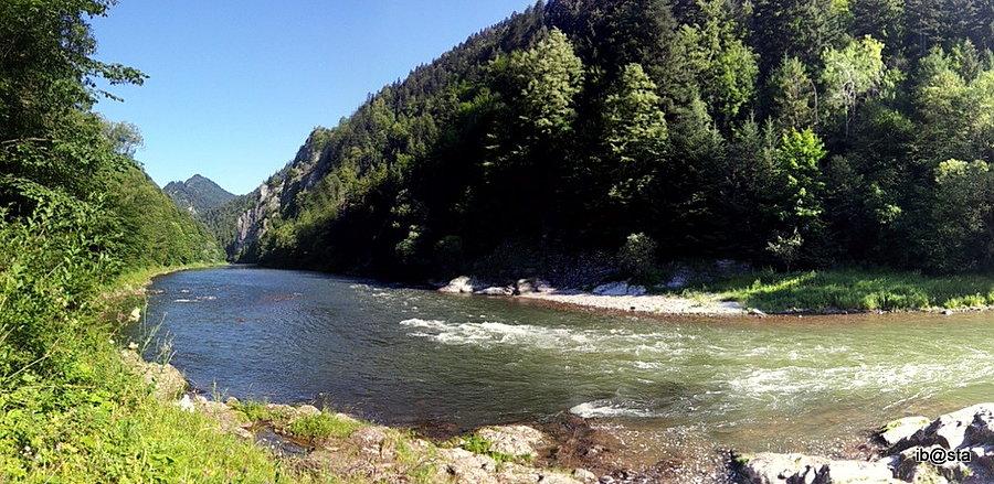 Zbójnicki skok, podobno tutaj Janosik przeskoczył Dunajec uciekając przed Hajdukami