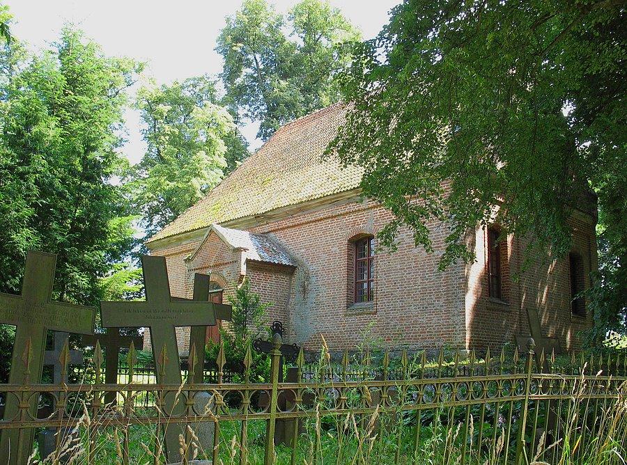 Kościół w Łęgutach i stary cmentarz