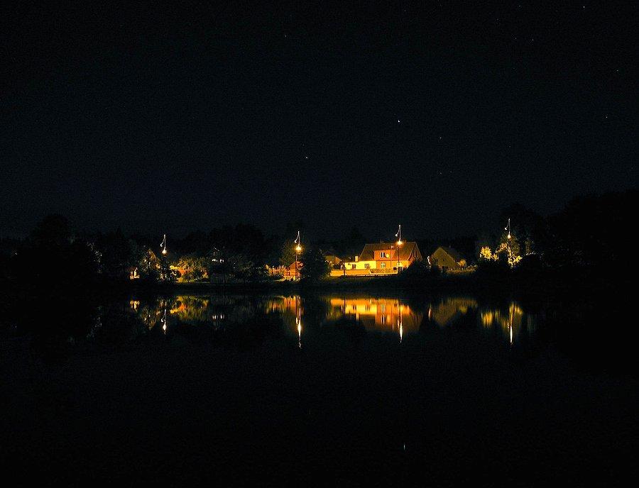 Jezioro Łoby nocą
