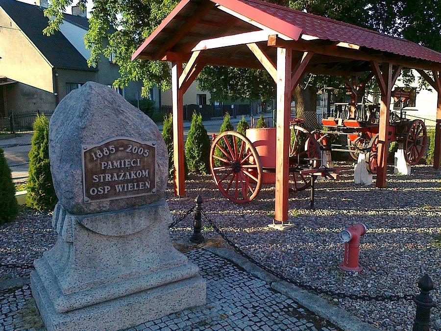 OSP Wieleń - pomnik i zabytkowe sprzęty strażackie