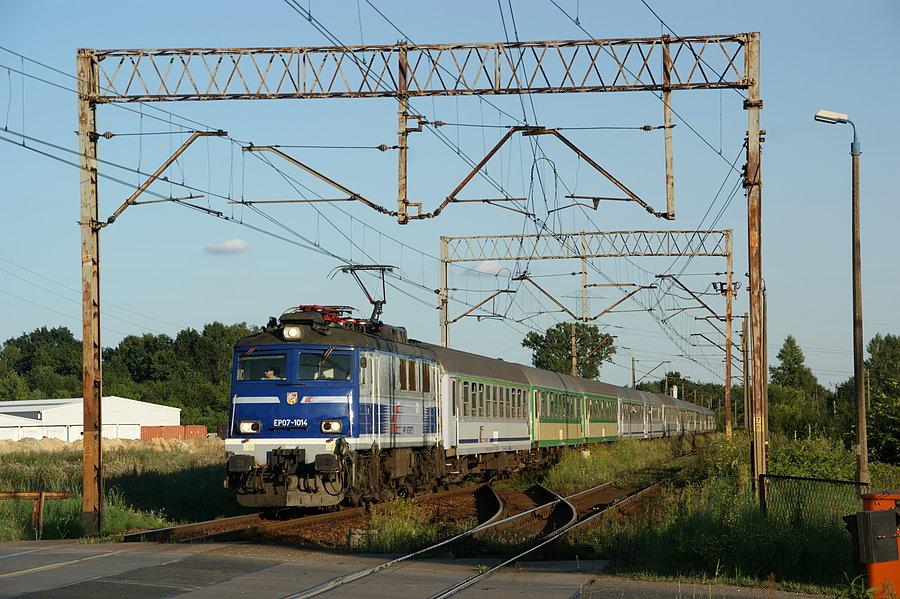 EP07-1014 prowadzi TLK ,,Pirat" z Bielska Białej do Kołobrzegu.Bierawa