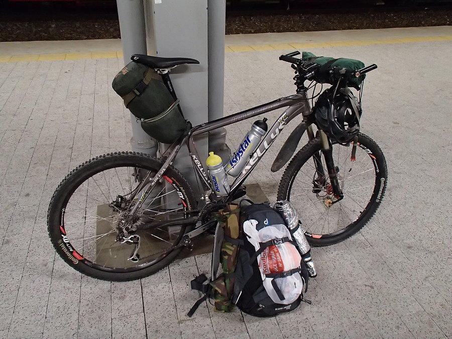 Rower zapakowany na bikepacking
