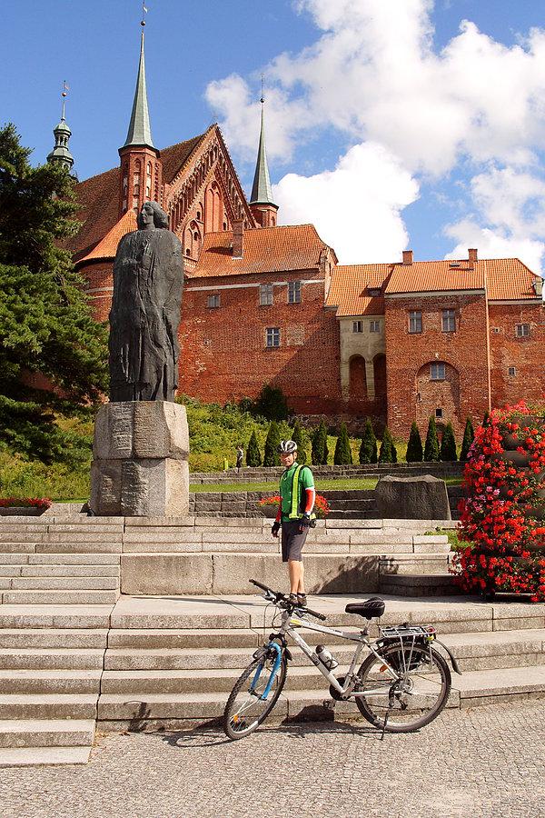 Przy pomniku Mikołaja Kopernika - Formbork