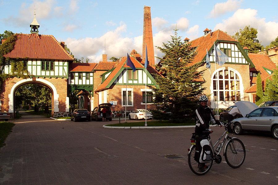 Brama wjazdowa na teren folwarku, z prawej budynki mieszkalne obsługi folwarku. Obecnie Kadyny Country Club Hotel & Spa