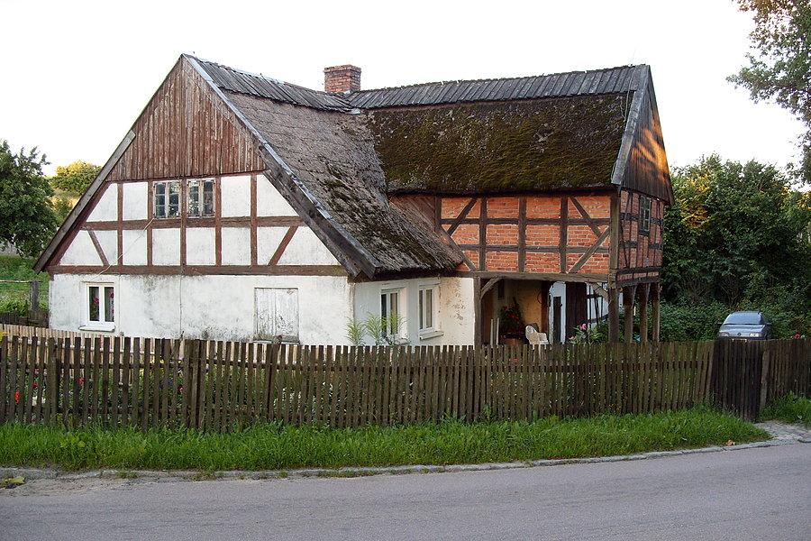 Zabytkowy dom podcieniowy w miejscowości Łęcze