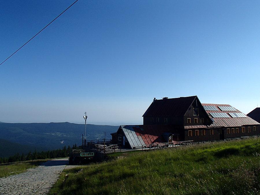 Widok na schronisko pod Halą Szrenicką