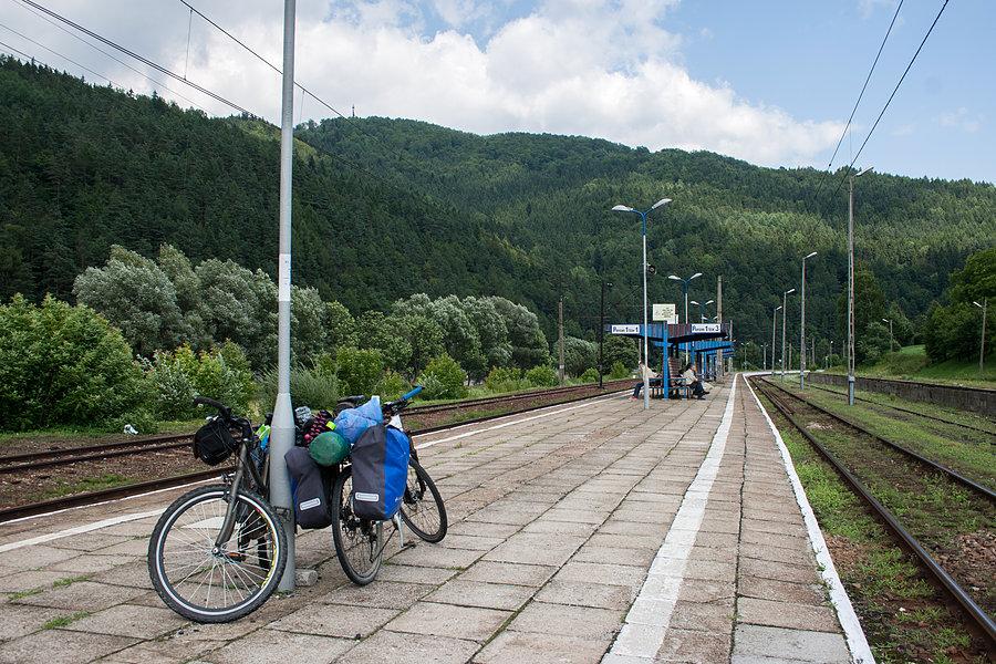Oczekiwanie na pociąg w Piwnicznej