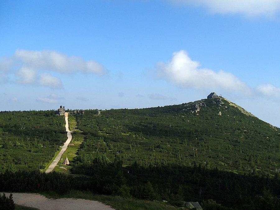 Widok na schronisko na Szrenicy