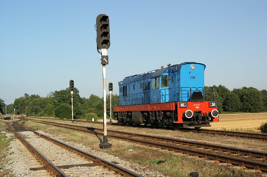 S200-230 oczekuje w Twardawie na krzyżowanie z pociągiem regio do Nysy