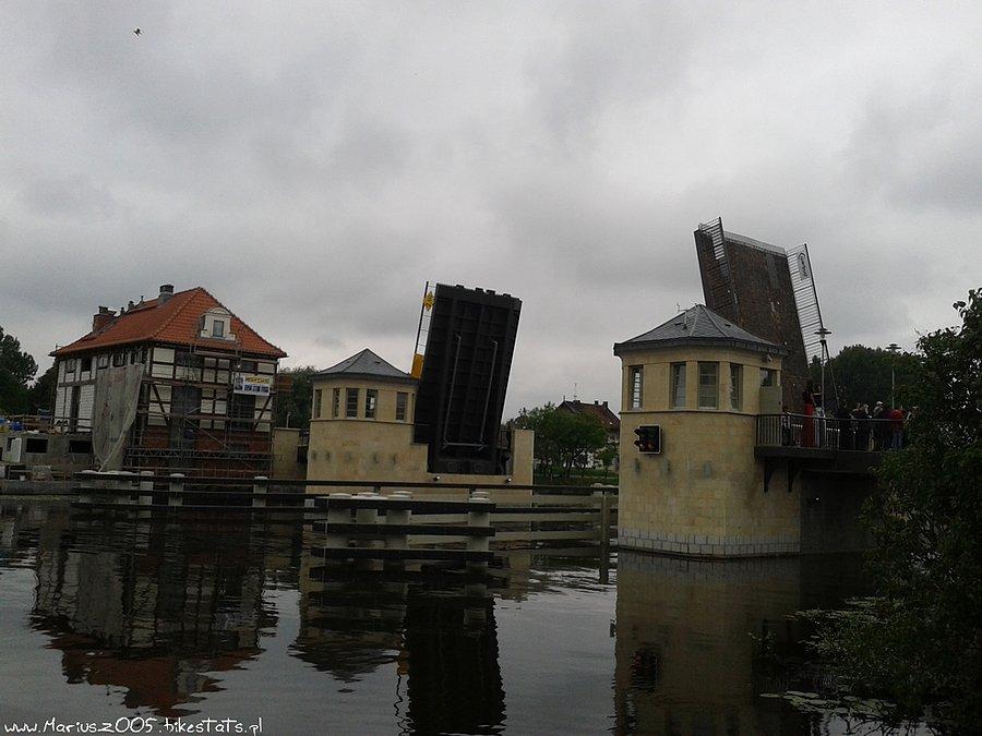 Jeden z dwóch zrekonstruowanych mostów zwodzonych
