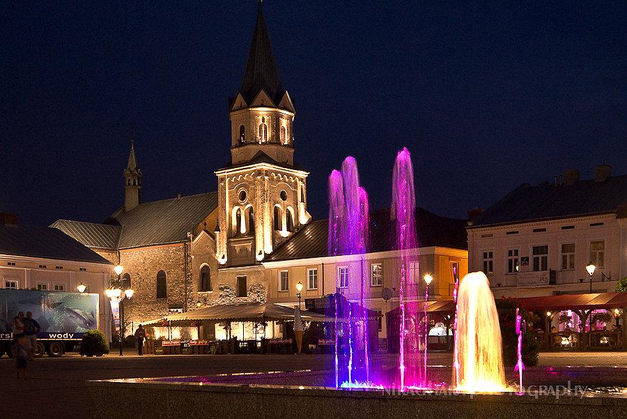 W nocy sanocki rynek też wygląda pięknie