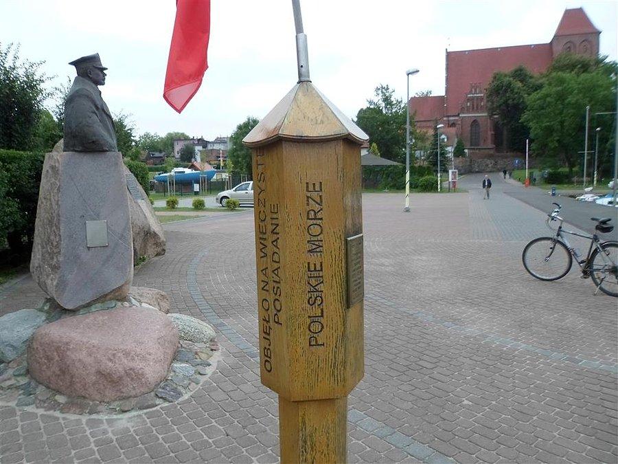 W tle kościół pod wezwaniem Św. Apostołów Piotra i Pawła