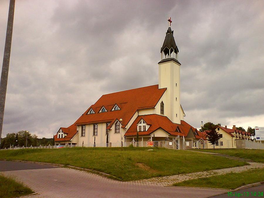 Kościół na osiedlu XX-lecia w Cieplicach