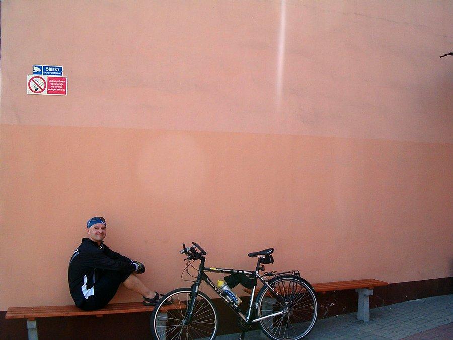 27-07-2013.Wycieczka rowerowa. Krótki odpoczynek w cieniu przy zamku krzyżackim w Gniewie