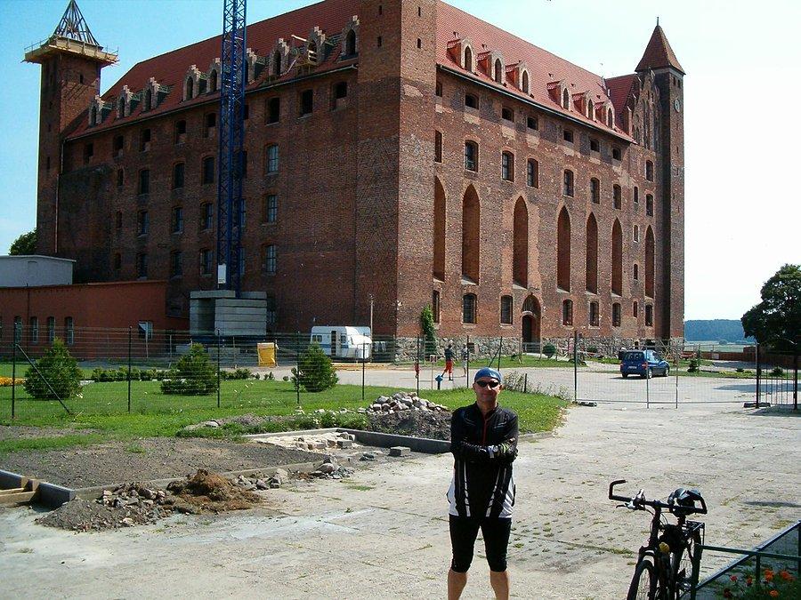 27-07-2013. Wycieczka rowerowa. Przed remontowanym zamkiem krzyżackim w Gniewie