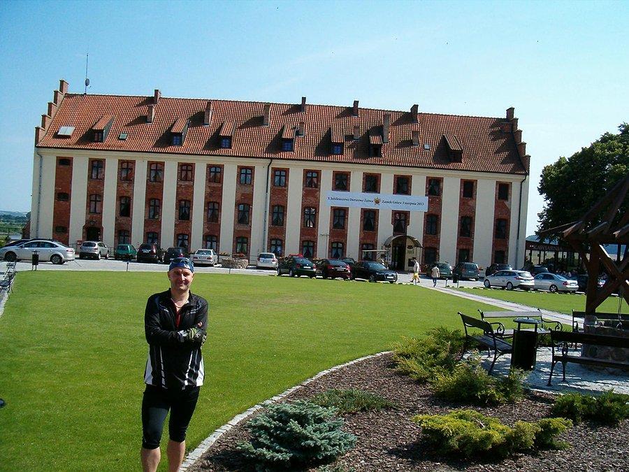 27-07-2013. Wycieczka rowerowa. Rowerzysta Daro na tle hotelu Marysienka, koło zamku krzyżackiego w Gniewie
