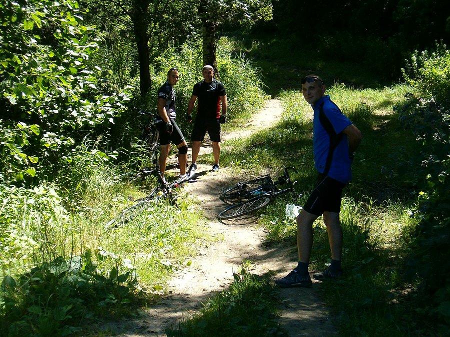 20-07-2013. Uczestnicy naszej wycieczki rowerowej na krótkim postoju, na szlaku czerwonym rowerowym za Malborkiem