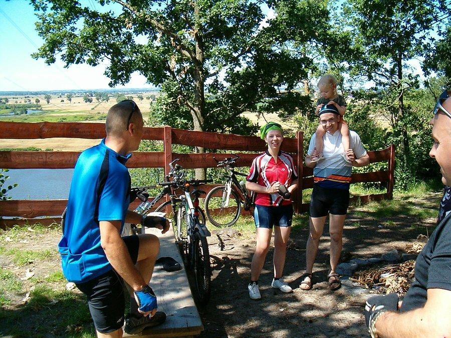 20-07-2013. Wycieczka rowerowa do Sztumu. Na zdjęciu rodzinka rowerowa ze Szczecina. Punk widokowy nad rz.Nogat na czerwonym szlaku