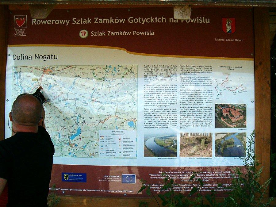 20-07-2013. Stoimy przy mapie Szlaku Rowerowego Zamków Gotyckich Powiśla w Dolinie Nogatu