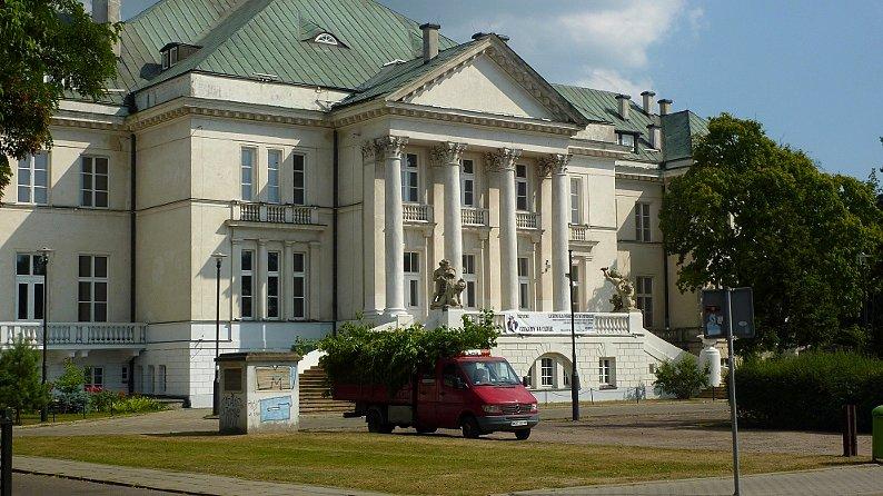 Dawniej: "kasyno" - obecnie: całkiem ładne liceum