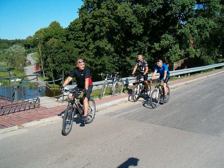 20-07-2013. Uczestnicy wycieczki rowerowej Andrzej, z tyłu od lewej Mateusz i Jarek na moście śluzy rzecznej między Wisłą a Nogatem w Białej Górze