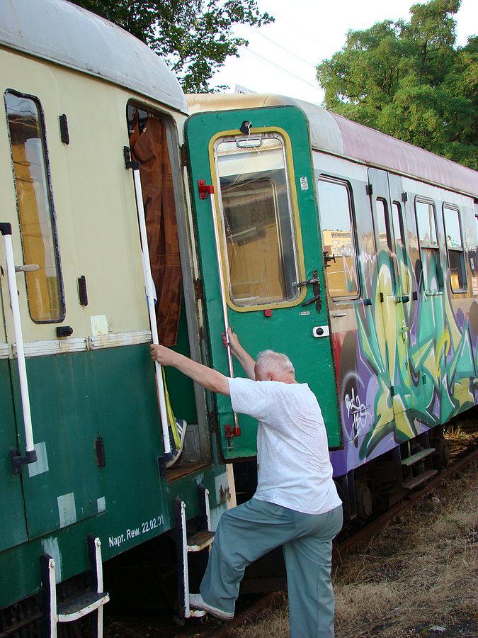 Opiekun ostatniego egzemplarza który jeździł po polskich torach