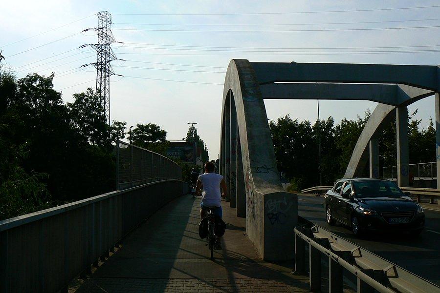 Ponad torami pomiędzy przystankami Szczecin Wzgórza Hetmańskie a Szczecin Pomorzany
