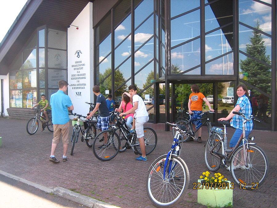 Przed ośrodkiem rehabilitacyjnym w Rusinowicach