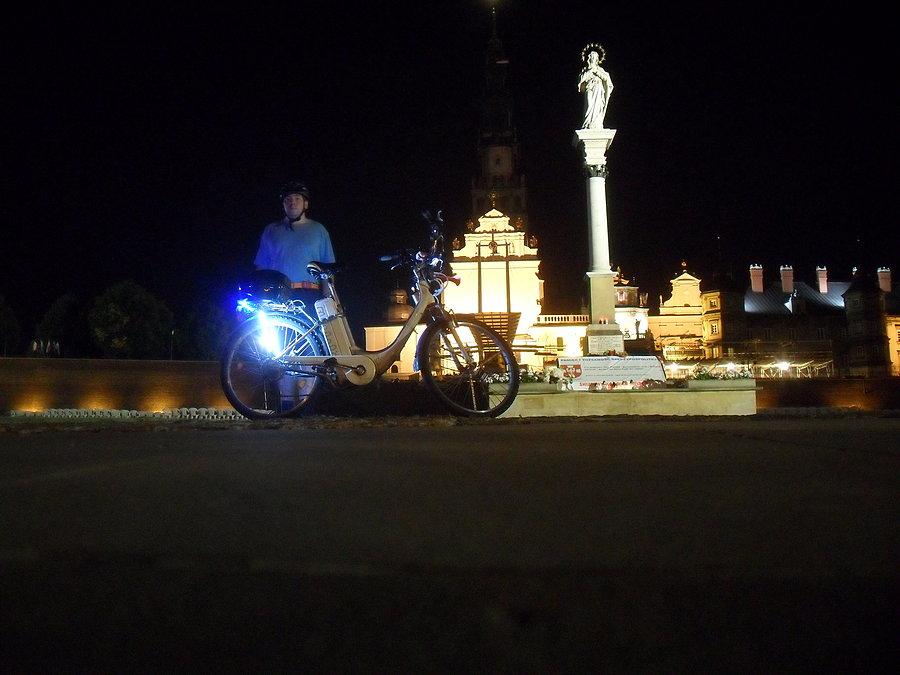 Ciemną nocą na błoniach