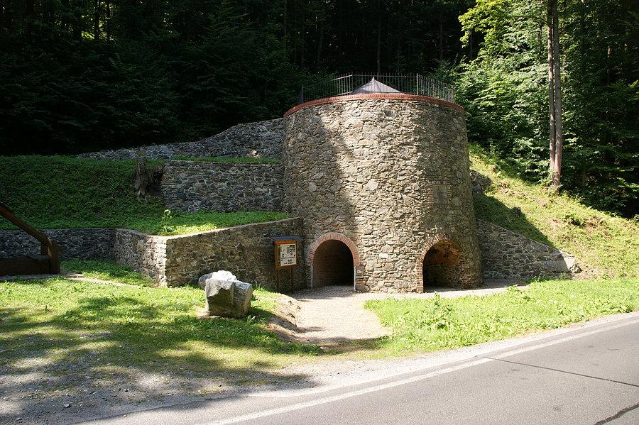 Odnowiony piec do wypalania kamionia wapiennego niedaleko Javornik
