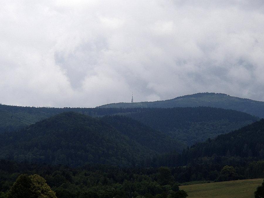 Wieża na Czarnej Górze z daleka