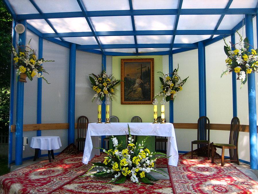 Częstochowa Żabiniec - przy kaplicy pod wezwaniem świętej Marii Magdaleny. Ołtarz polowy przygotowany do mszy odpustowej
