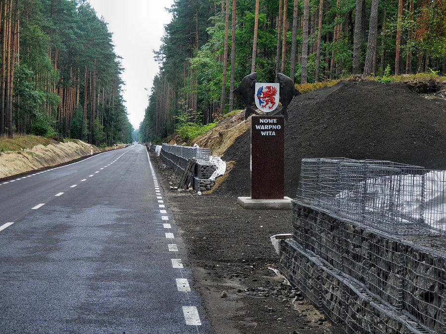 Końcowe prace przy przebudowie drogi Dobieszczyn - Nowe Warpno, tablica powitalna 8 km przed Nowym Warpnem