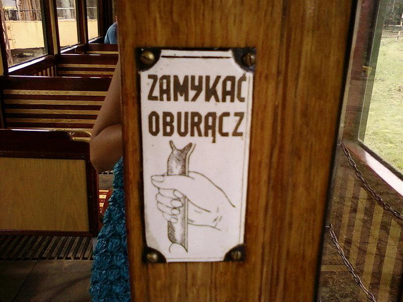 Tabliczka na zasuwanych drzwiach