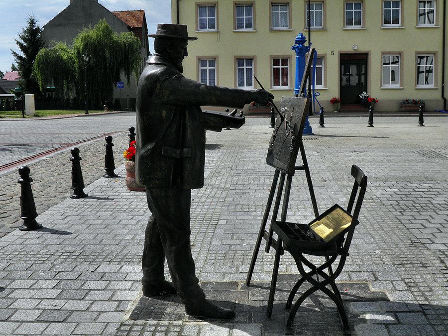 Pomnik w centrum Nowego Warpna - malarza i grafika Hansa Hartiga 1873 - 1936