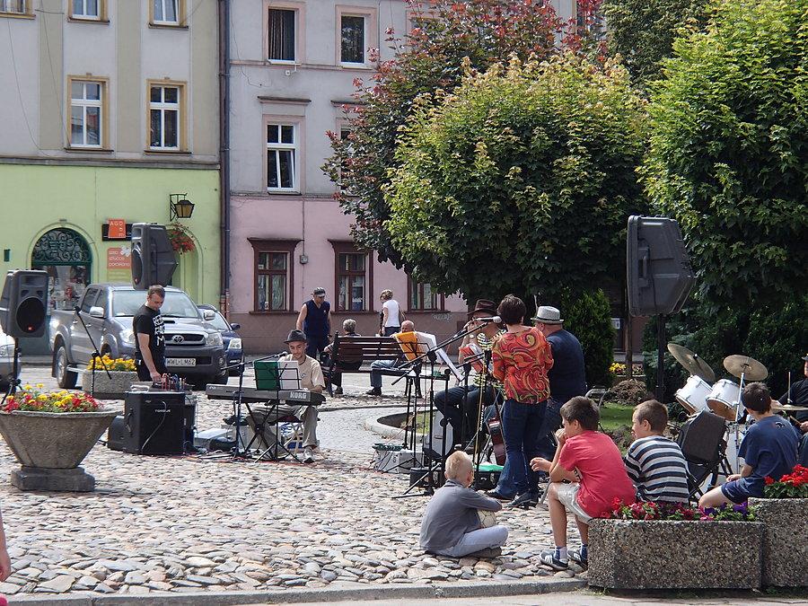 Rynek w Paczkowie - grająca kapela