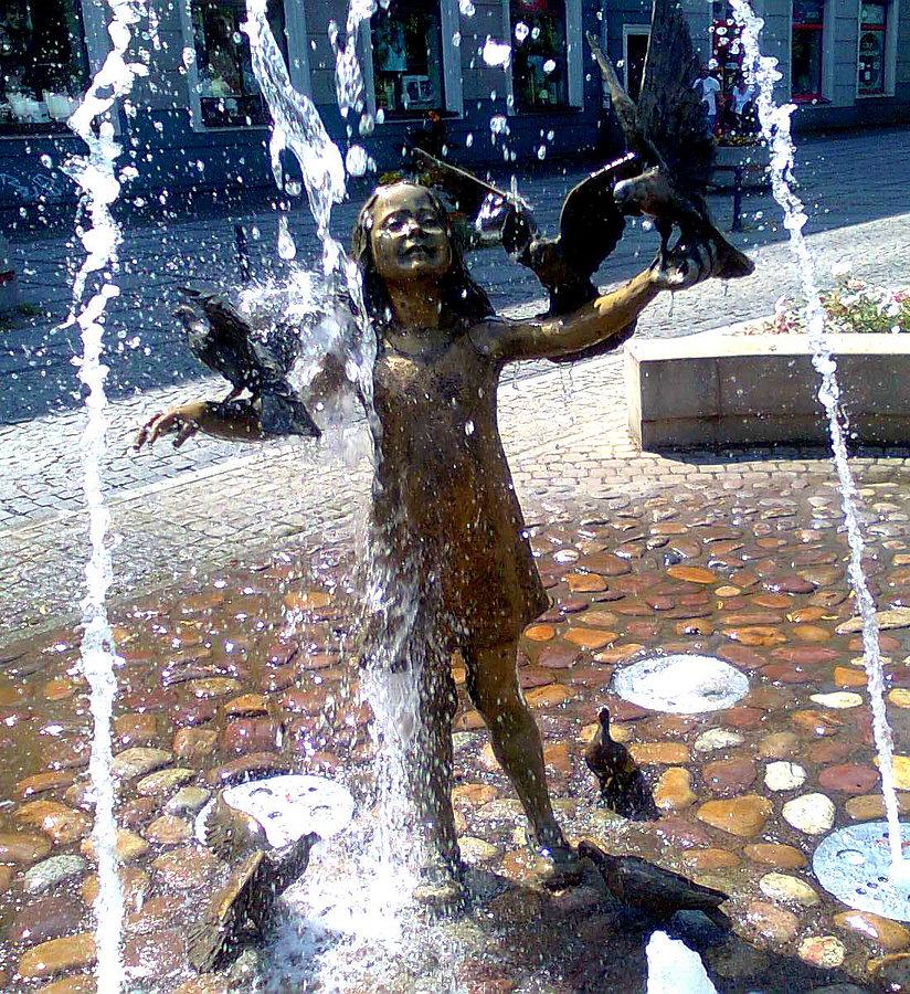 Trochę ochłody, dziewczynka na deptaku
