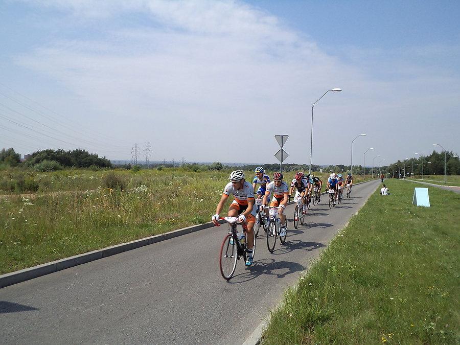 Modrzewina Race - czołówka napiera