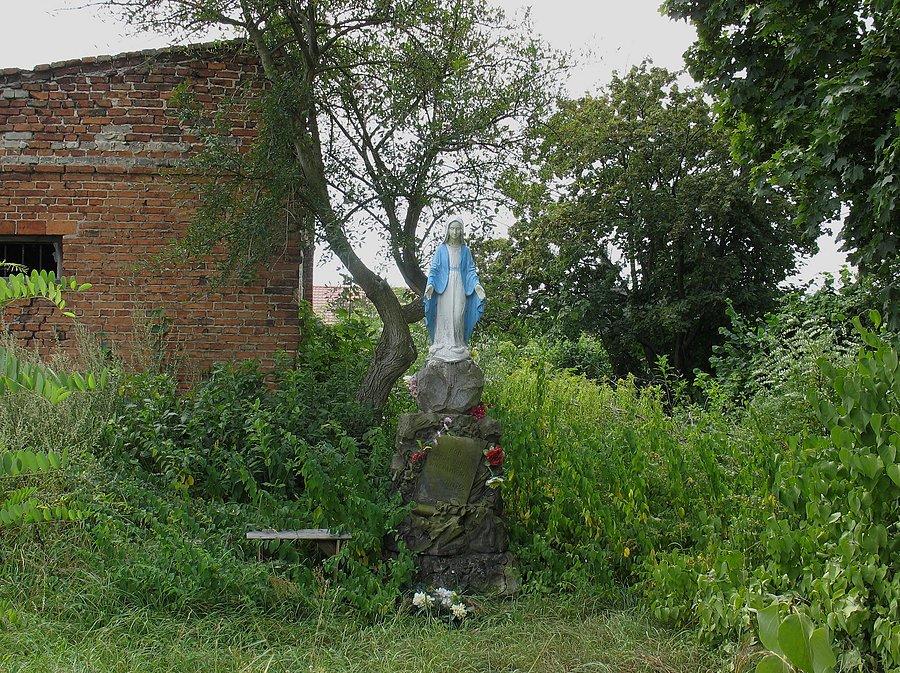 Chotomów - figura MB przy opuszczony gospodarstwie