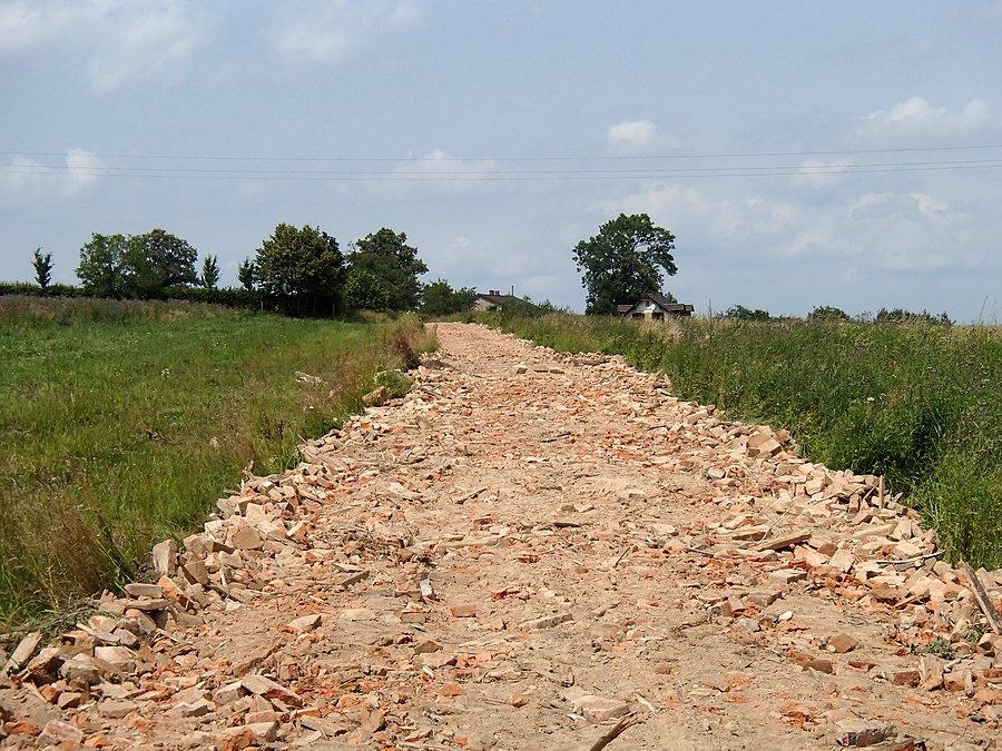 Ceglana droga - praktycznie nieprzejezdna