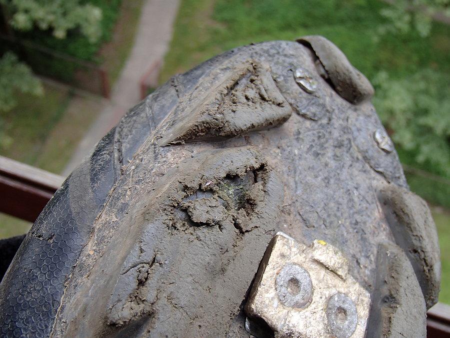 Bardzo zużyte korki w butach Shimano po wyprawie