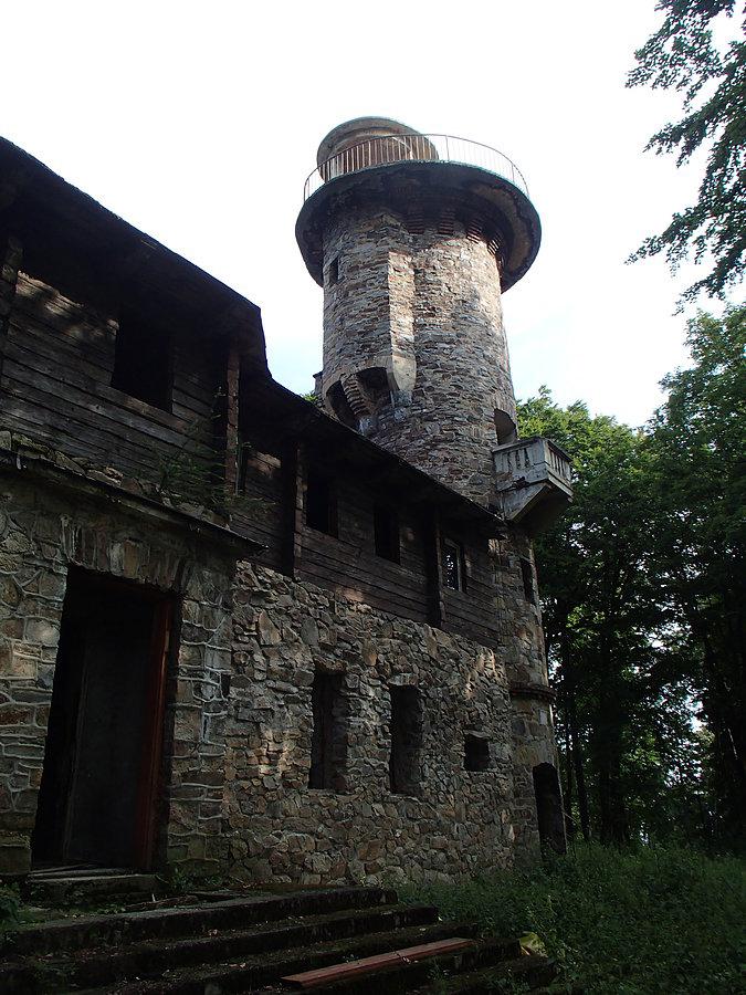 Nieczynna wieża widokowa na górze Przednia Kopa - Głuchołazy