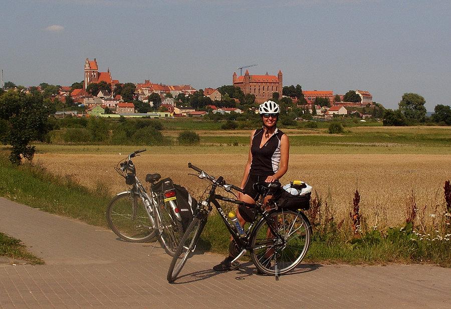 Miejscowość Nicponia - w tle Gniew