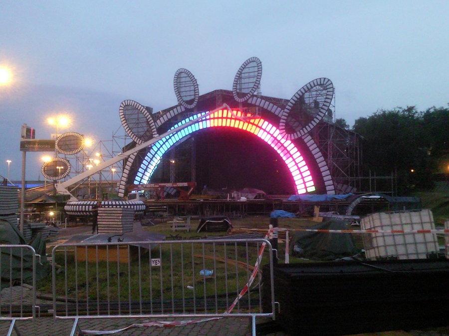 Scena w trakcie montażu