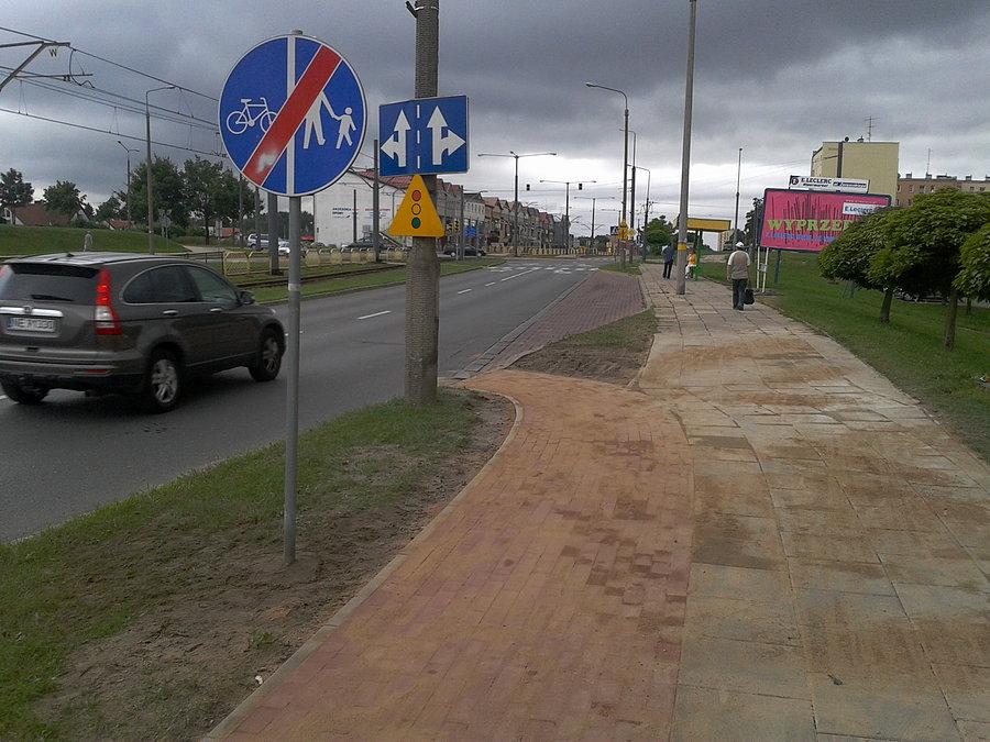 Tak wygląda zjazd z DDR na ul. Płk. Dąbka, dalej ścieżki "nima"