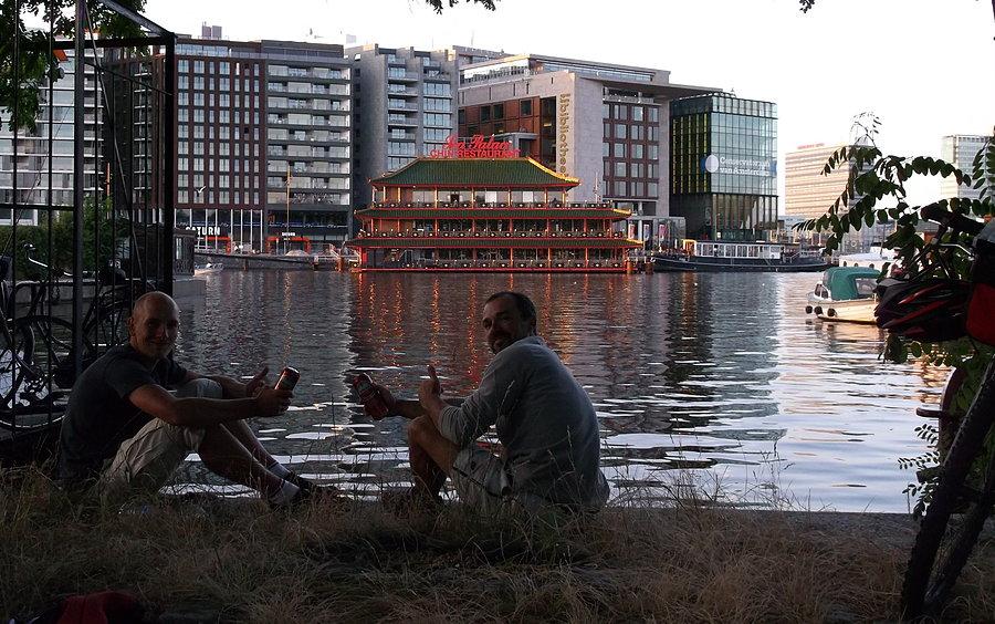 W Amsterdamie. Czas na toast za udaną wyprawę !