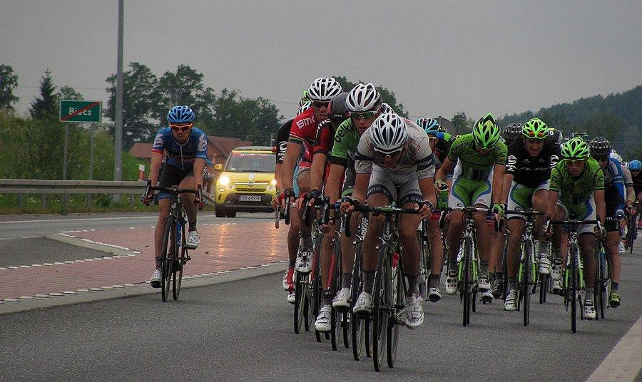 Wiatr w plecy, grupy sprinterskie napędzają peleton, Hushovd na prodzie