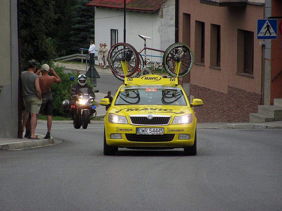 Znak, że jedzie peleton
