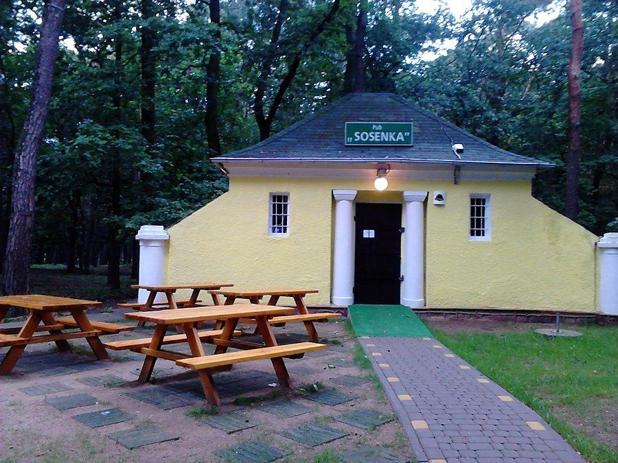 Pub Sosenka, popularnie zwany "Przy wychodku". W upalny weekend zamknięty z powodu wyjazdu słuzbowego. W yjazd przedłuzył sie tez na poniedziałek