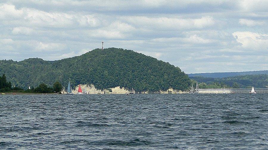 Widok na zaporę od strony jeziora